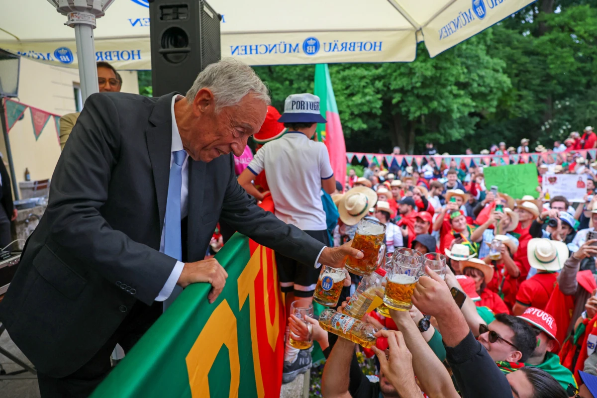 Imagem de contexto do artigo Marcelo, Montenegro, megafone e cerveja na festa de Portugal na Liga das Nações