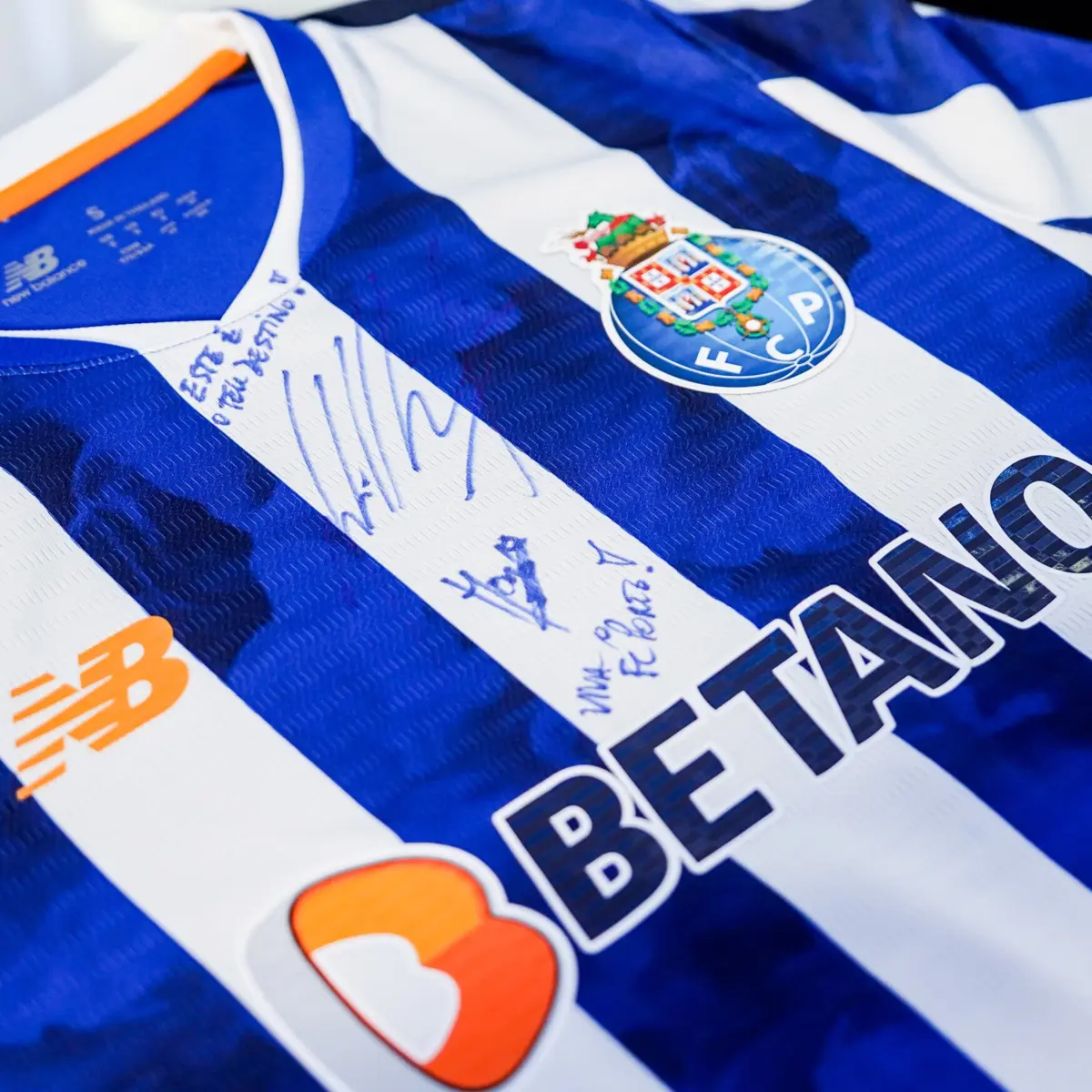 Imagem de contexto do artigo A dedicatória de Villas-Boas a Rodrigo Mora: "Este é o teu destino"