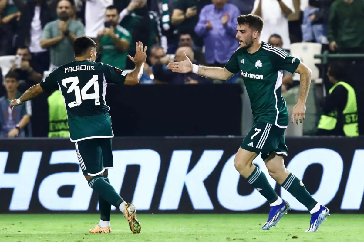 Ioannidis à direita (Créditos: AFP)