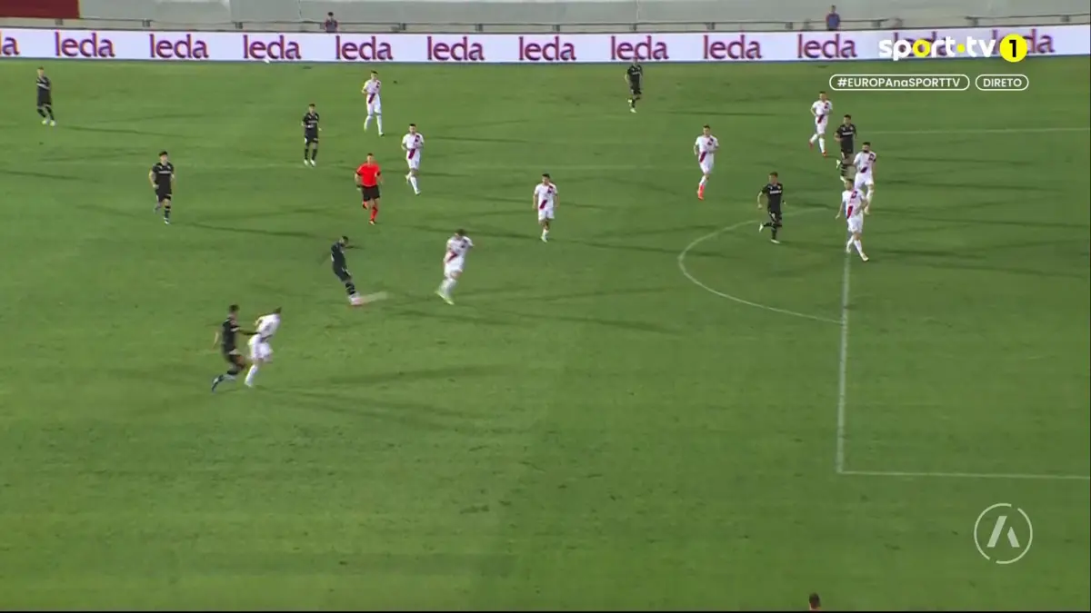 Imagem de contexto do artigo Gustavo Silva marca à bomba e aumenta vantagem do V. Guimarães na Bósnia. Veja o golaço