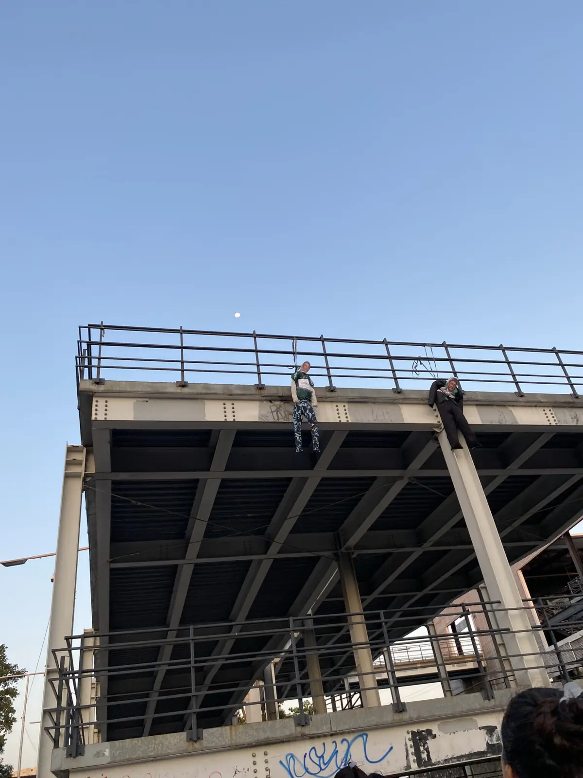 Imagem de contexto do artigo Bonecos de presidentes do Palmeiras e da CBF aparecem “enforcados” numa ponte