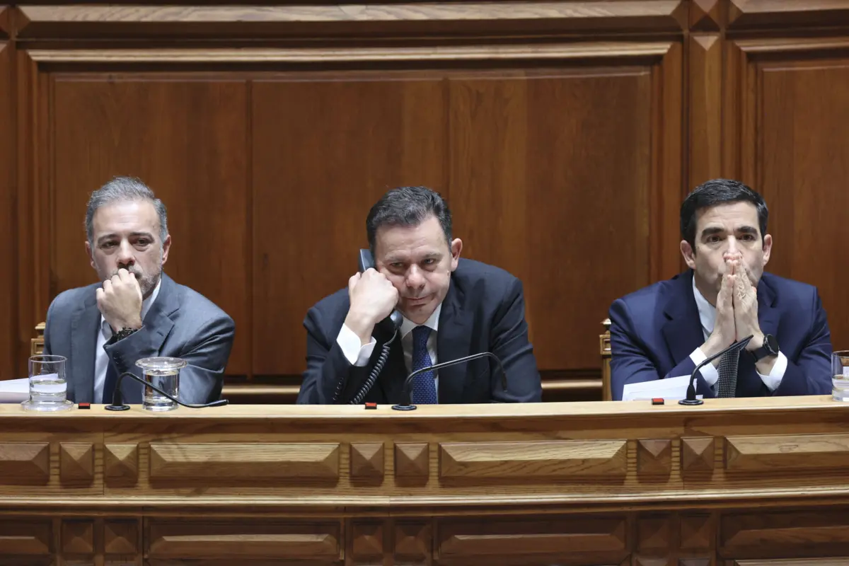 Luís Montenegro ao centro (Créditos: EPA)