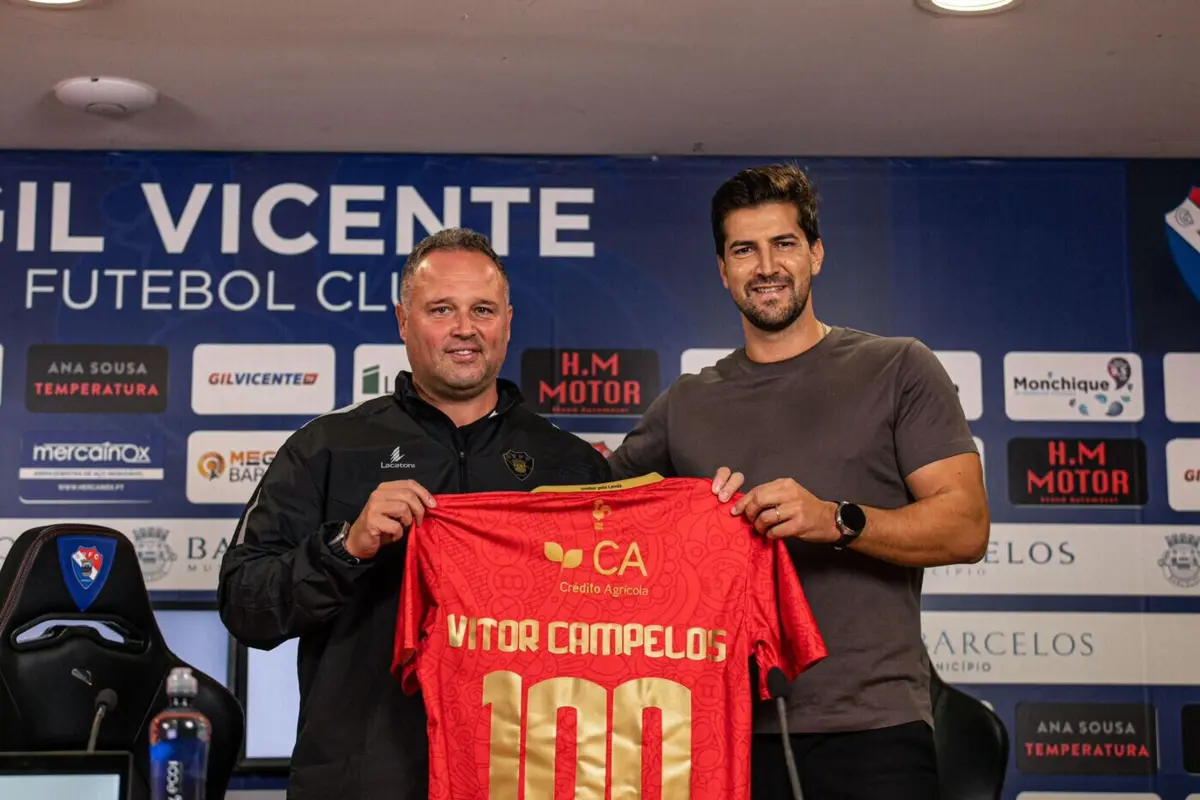 Vítor Campelos, treinador do Gil Vicente, à esquerda na foto