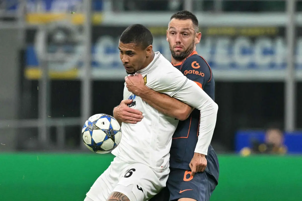 Stefan de Vrij defrontou o Qarabag na Liga dos Campeões