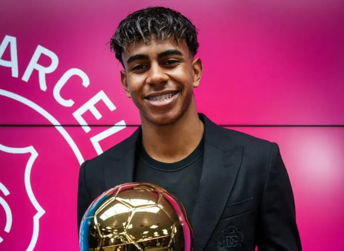 Lamine Yamal com o prémio Golden Boy (créditos: Barcelona)