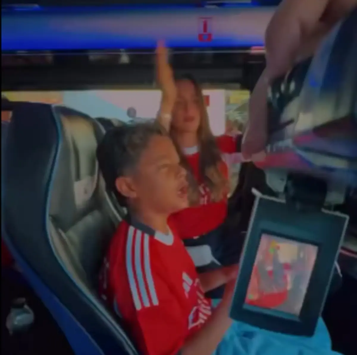 Imagem de contexto do artigo A festa da família de Richard Ríos num miniautocarro para ver a estreia na Luz