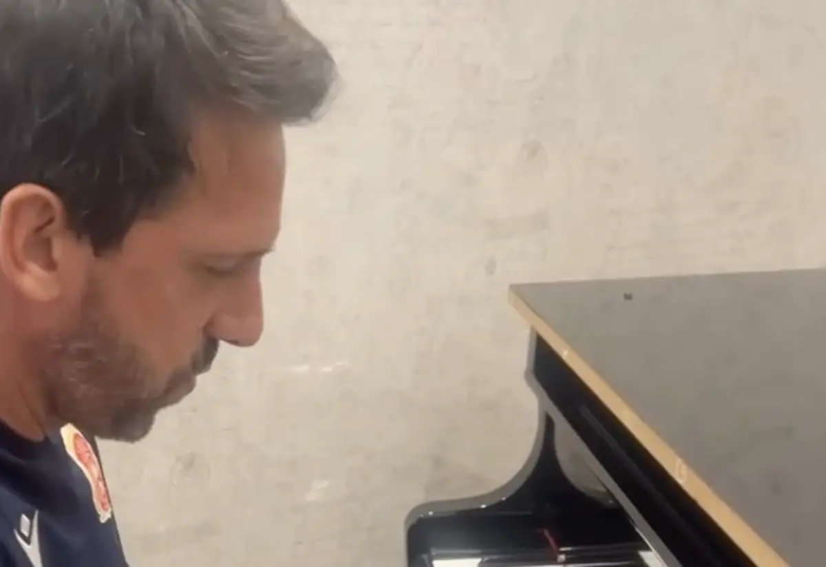 Imagem de contexto do artigo Nandinho não brilha só no futebol: os dotes musicais do treinador português