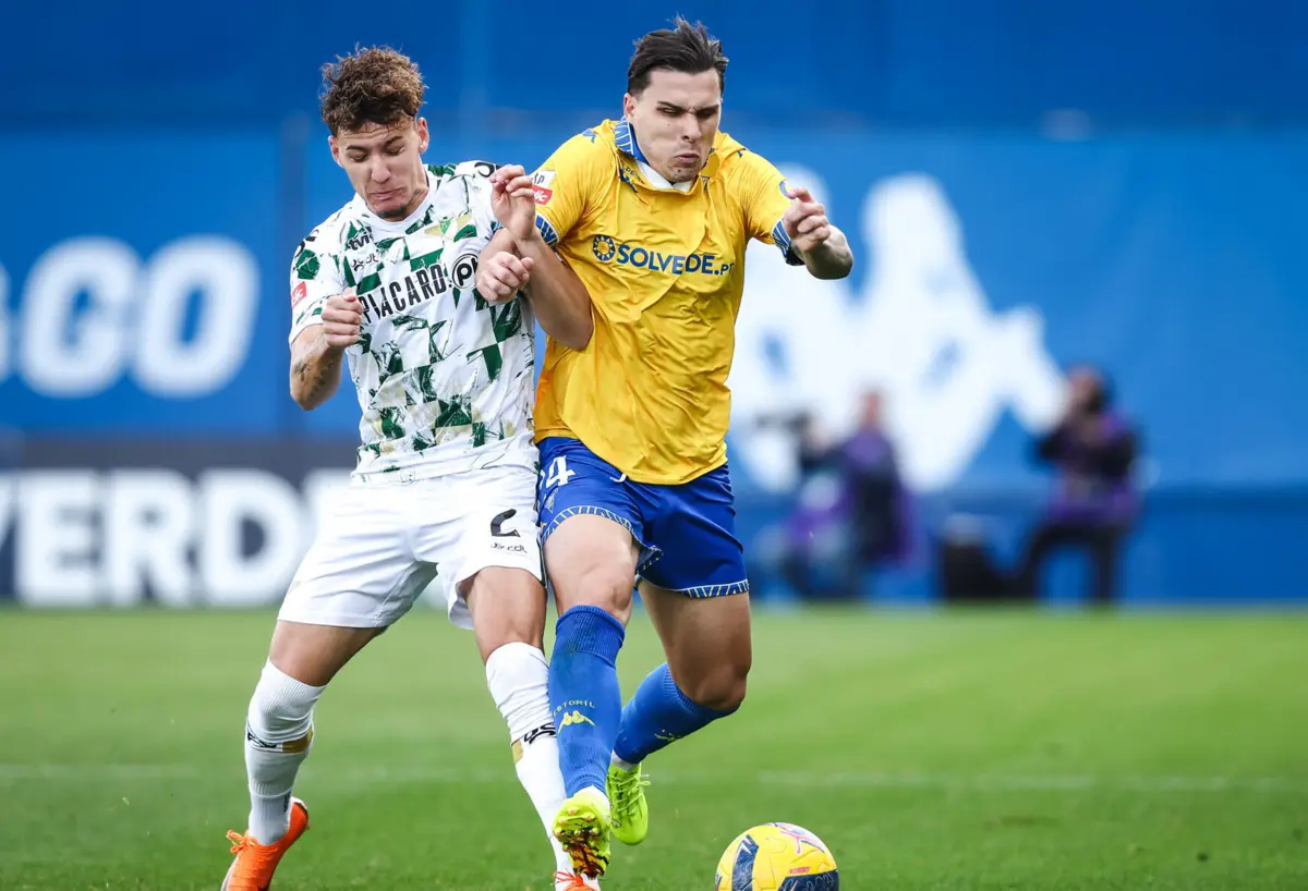 Diogo Travassos e Pedro Amaral em disputa de bola