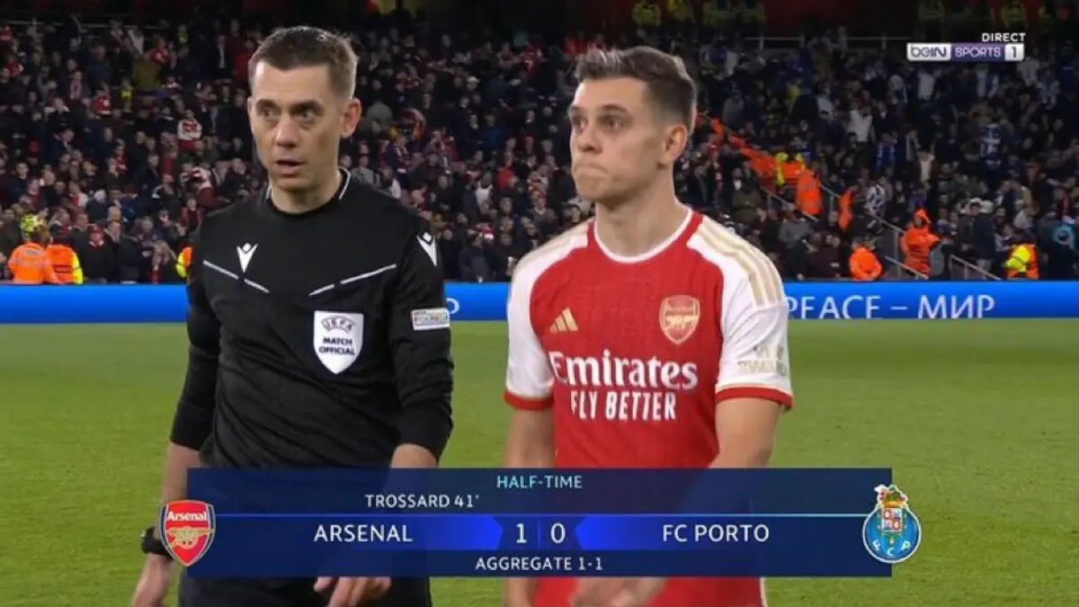 Imagem de contexto do artigo Arsenal-FC Porto: internautas foram à loucura devido às semelhanças entre o árbitro e Trossard