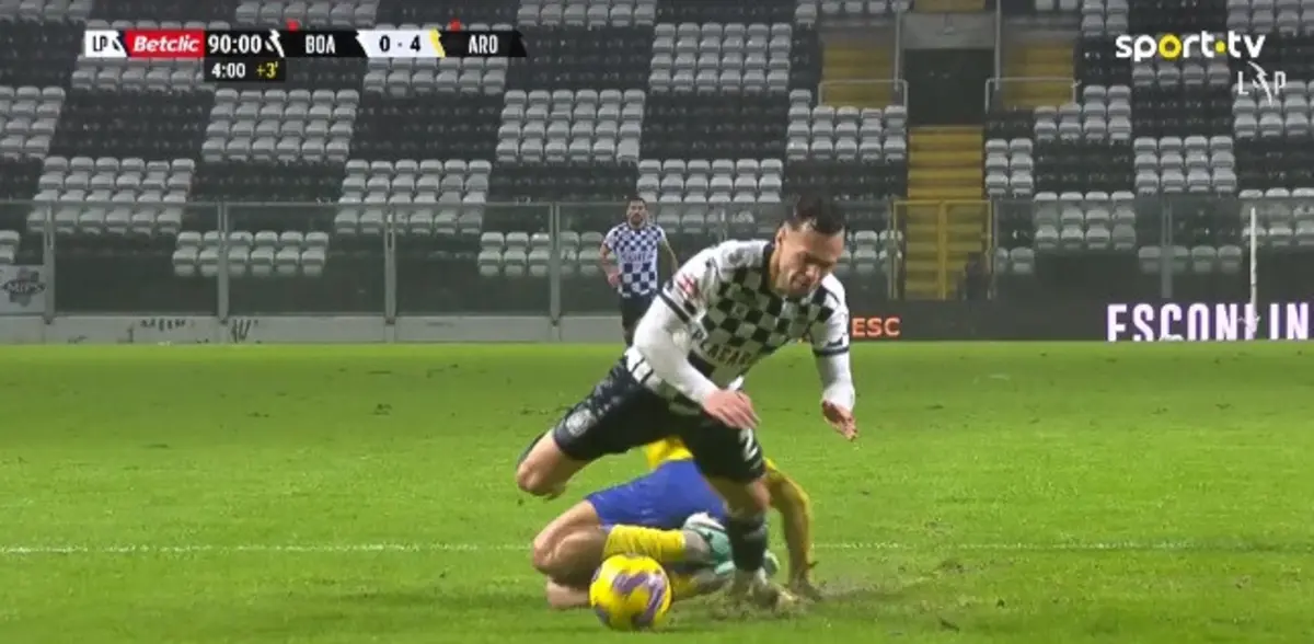 Lance que valeu expulsão para Tiago Morais (créditos: Vsports)