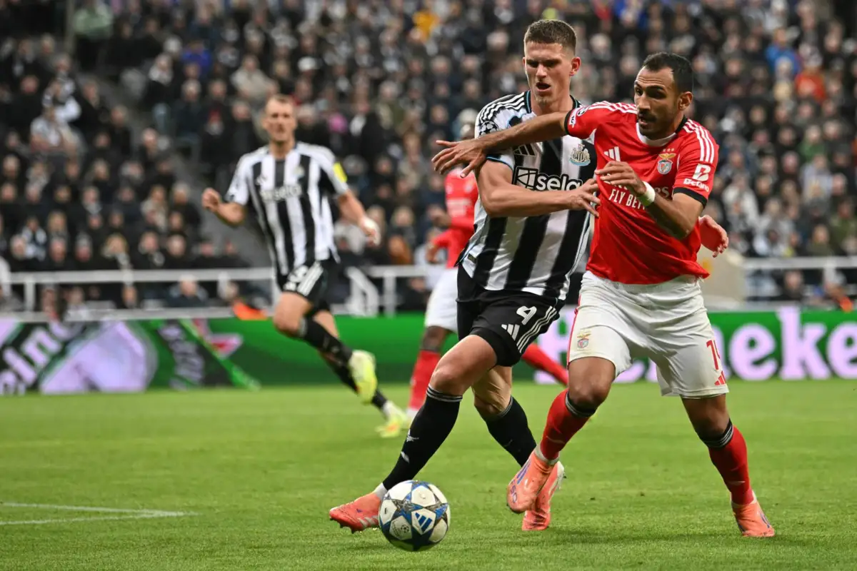 Pavlidis vem vigiado no jogo frente ao Newcastle