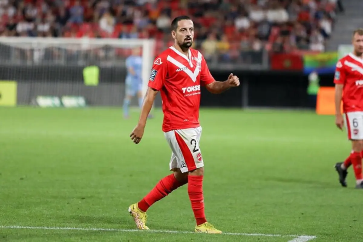 Bruno Costa joga no Valenciennes, da segunda divisão de França