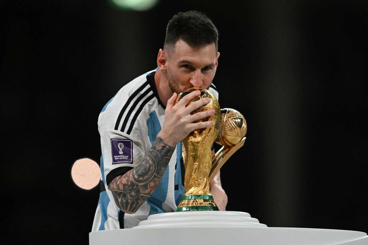 Messi beija troféu do Mundial em 2022 (créditos: AFP)