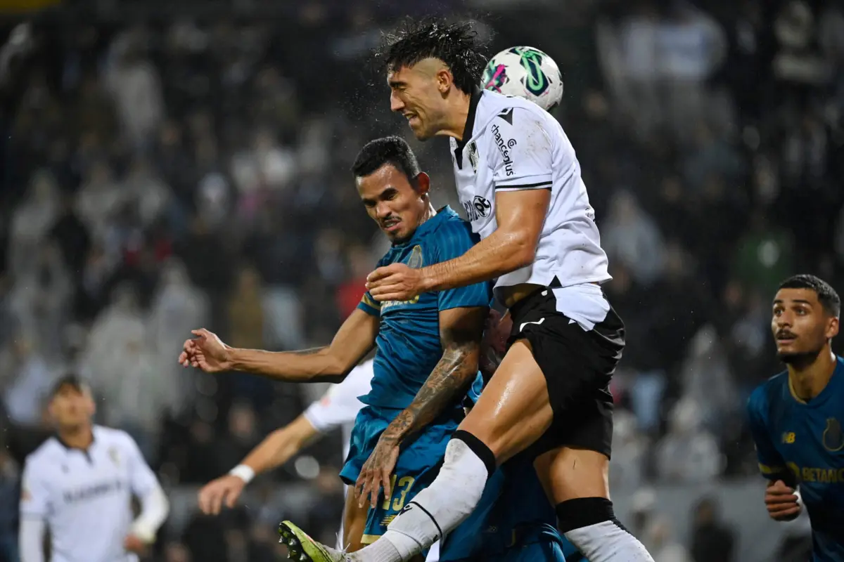 Jorge Fernandes disputa a bola com Galeno no V. Guimarães-FC Porto