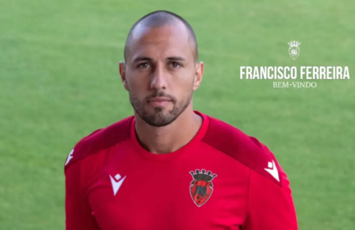Imagem de contexto do artigo Francisco Ferreira com a camisola do Penafiel em 2025/26