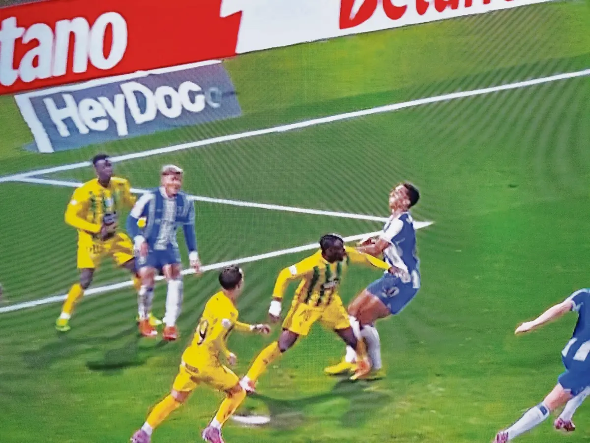 Imagem de contexto do artigo Tribunal O JOGO | Alberto Costa é derrubado por Moudjatovic na grande área do Tondela?