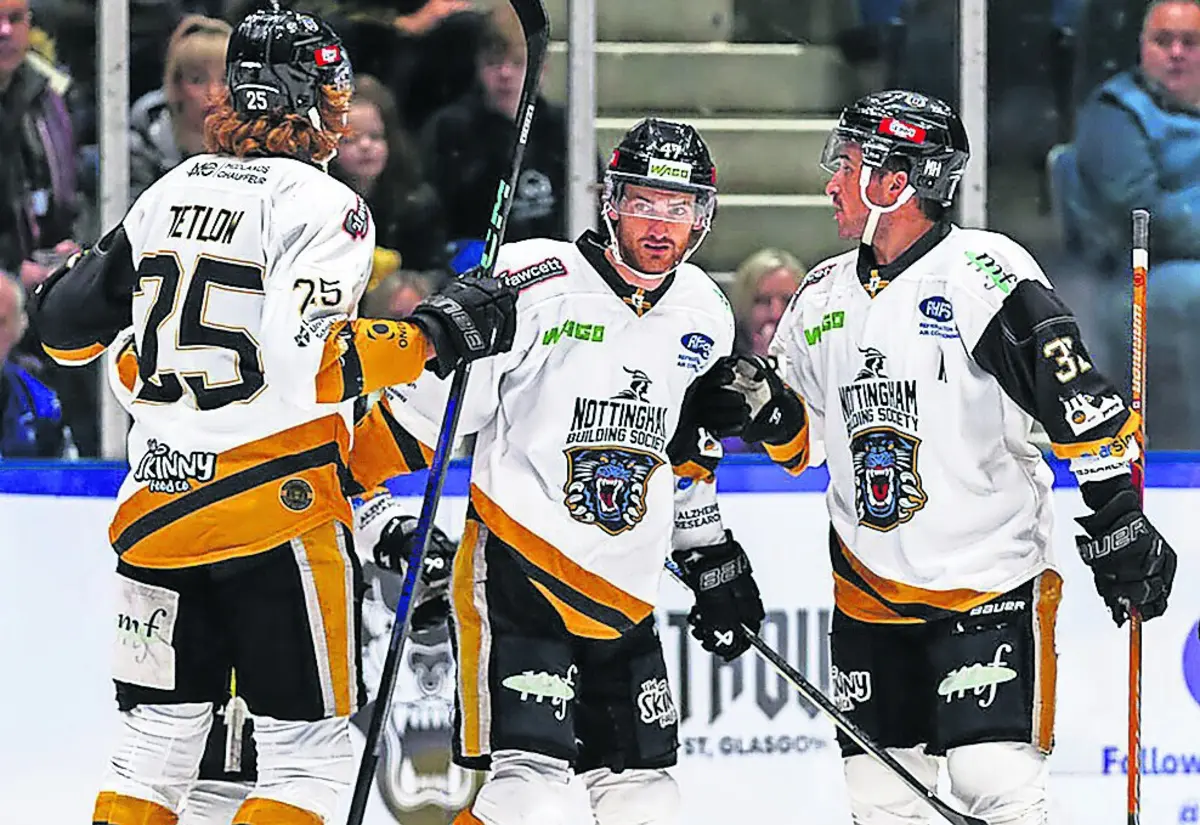 Adam Johnson ao centro