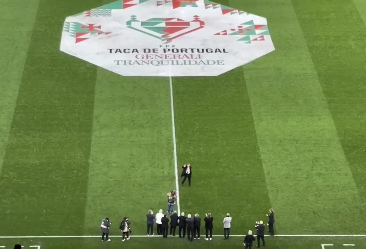 Imagem de contexto do artigo Nené homenageado ao intervalo do Benfica-Estrela, com a presença de ex-jogadores