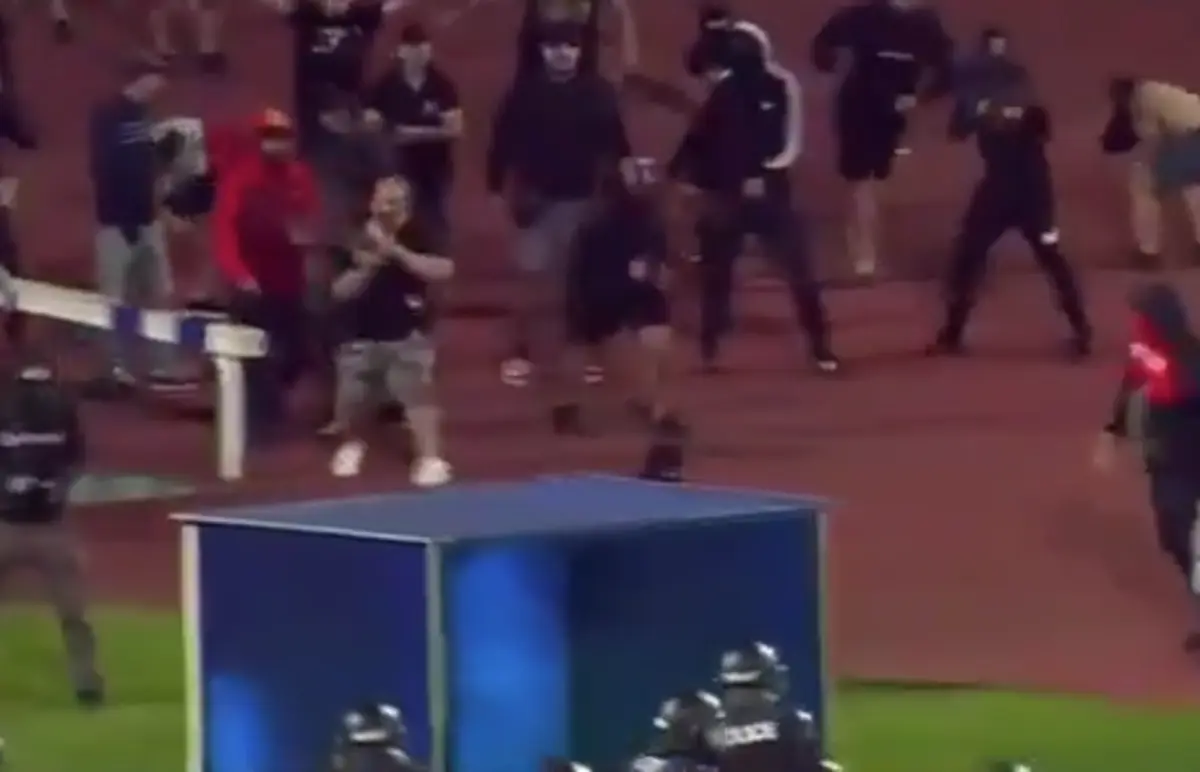 Imagem de contexto do artigo Ultras do CSKA Sofia invadem relvado em pleno jogo e geram o caos. Ora veja