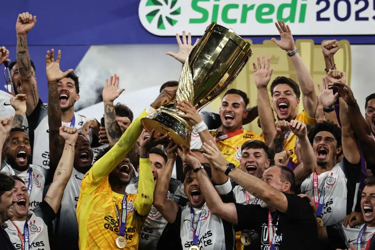 Corinthians levanta troféu do Paulistão (créditos: EPA)