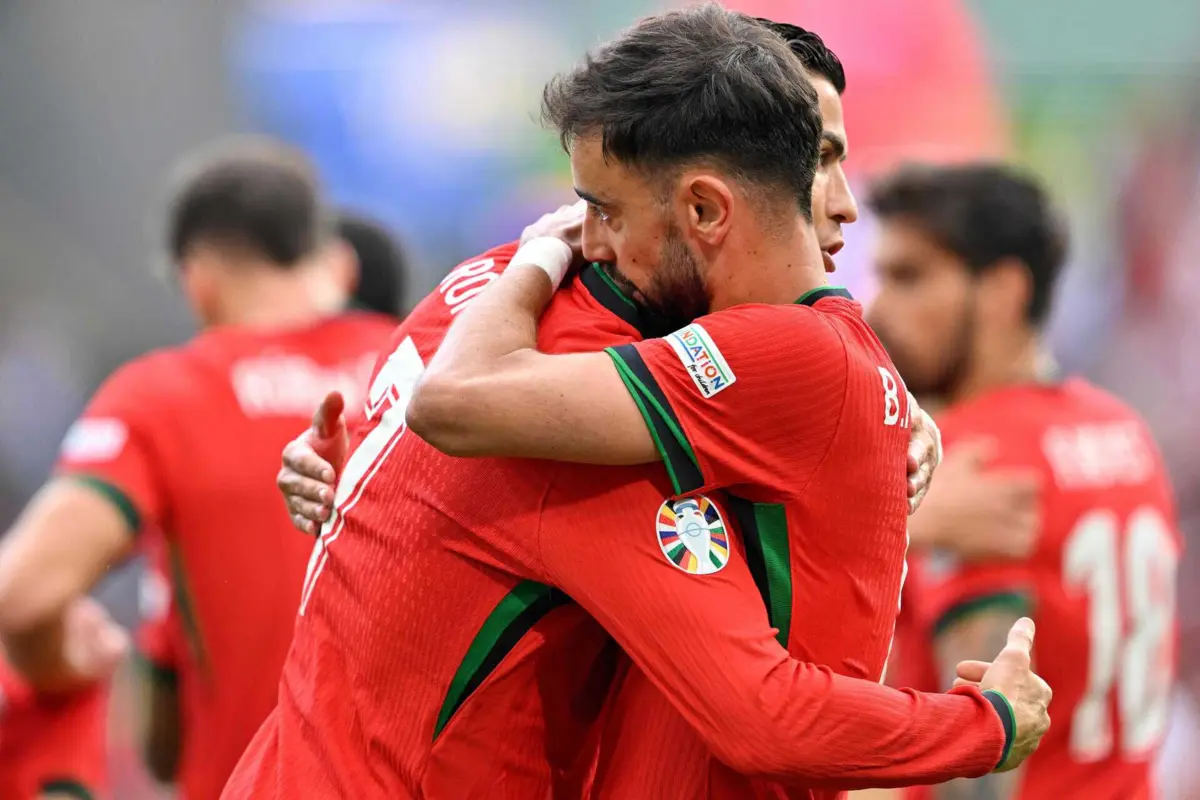 Bruno Fernandes e Ronaldo abraçados (créditos: INA FASSBENDER / AFP)