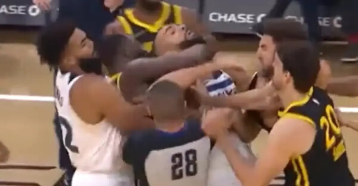 "Mata-leão" de Draymond Green