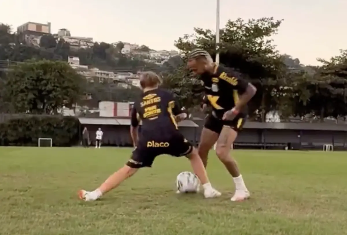 Imagem de contexto do artigo Neymar "sem piedade" do filho Davi em brincadeira partilhada pelo Santos. Ora veja