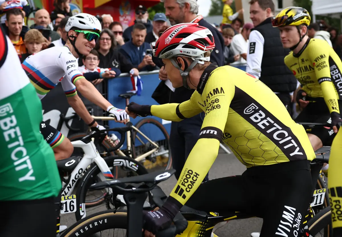 Tadej Pogacar e Jonas Vingegaard (Créditos: AFP)