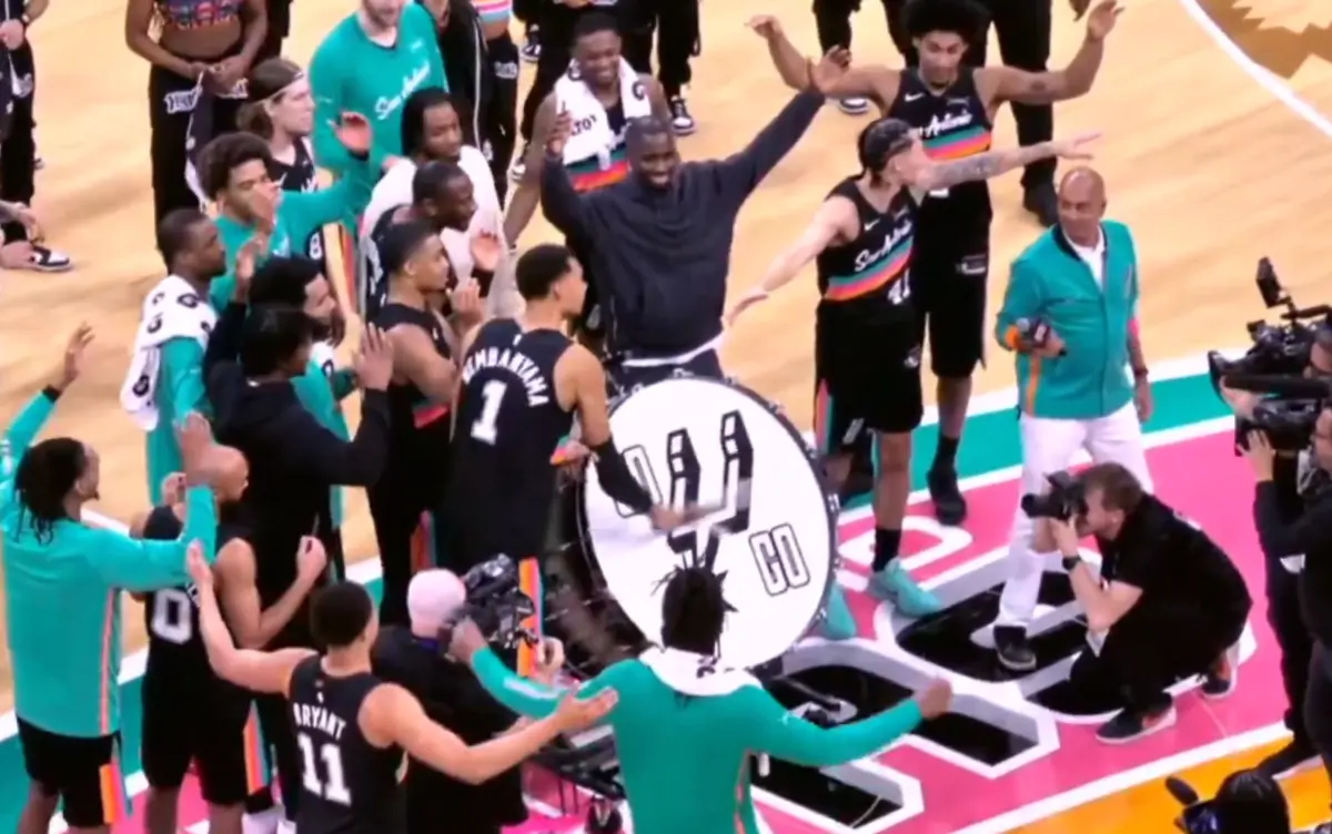 Imagem de contexto do artigo Wembanyama quer implementar tradição nos Spurs com este momento de comunhão com os adeptos