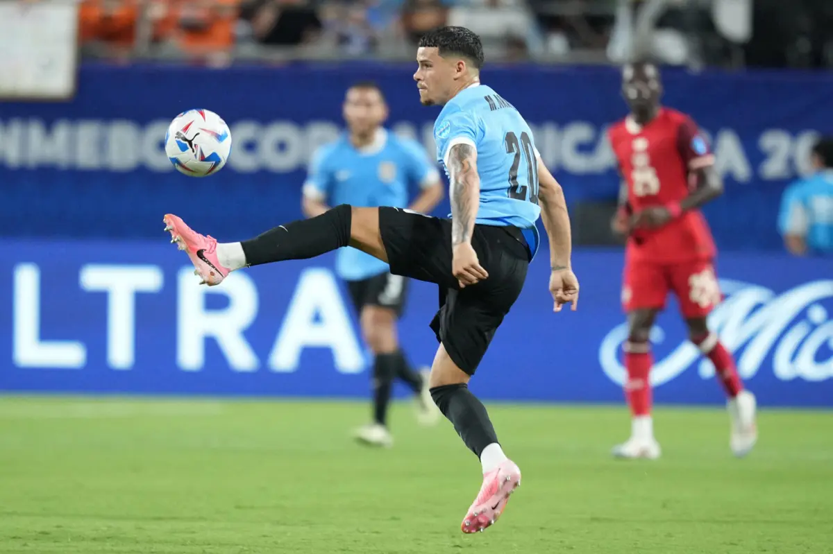 Maxi Araújo na seleção uruguaia (Créditos: AFP)