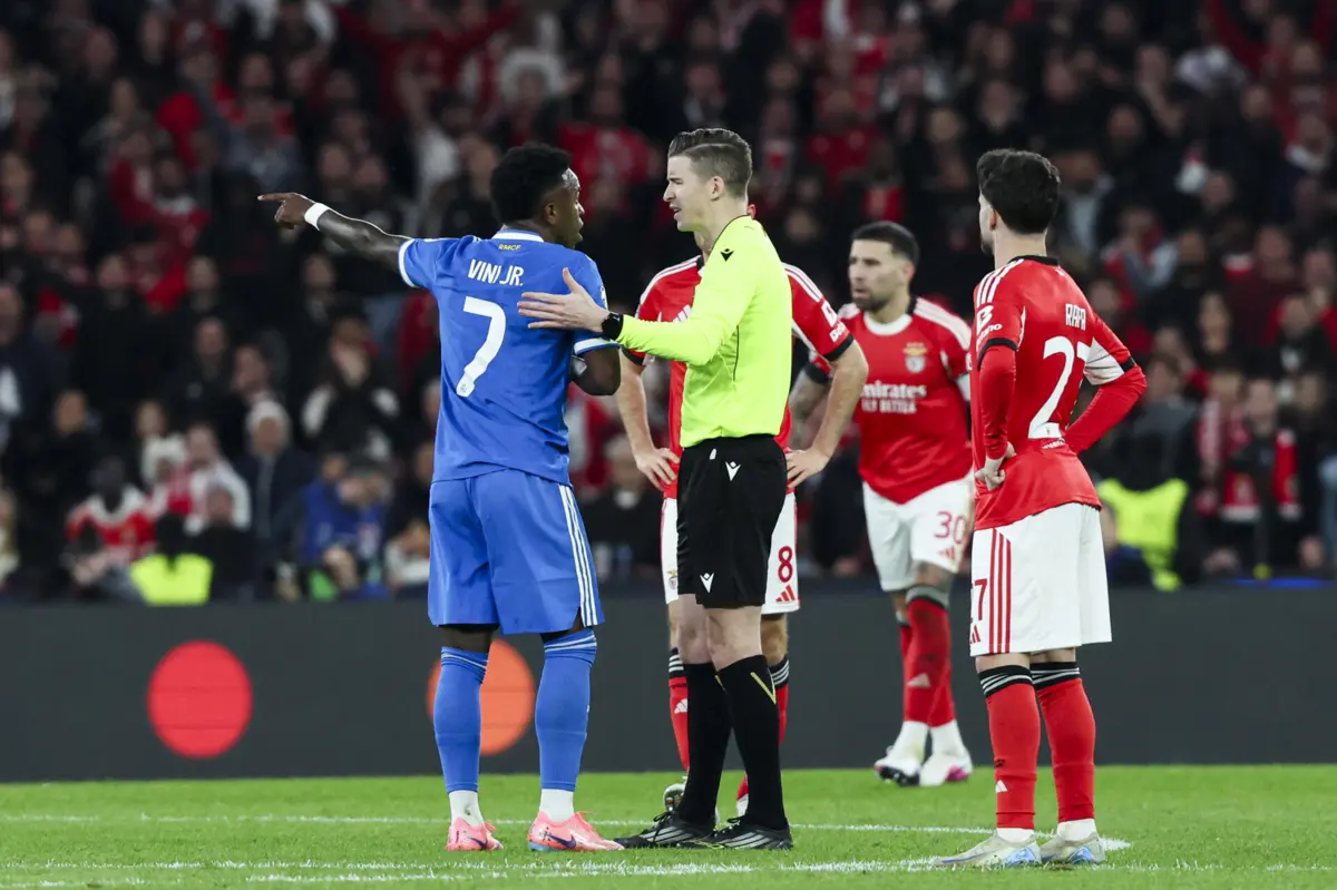 Vinícius Jr. fala com o árbitro no Benfica-Real Madrid