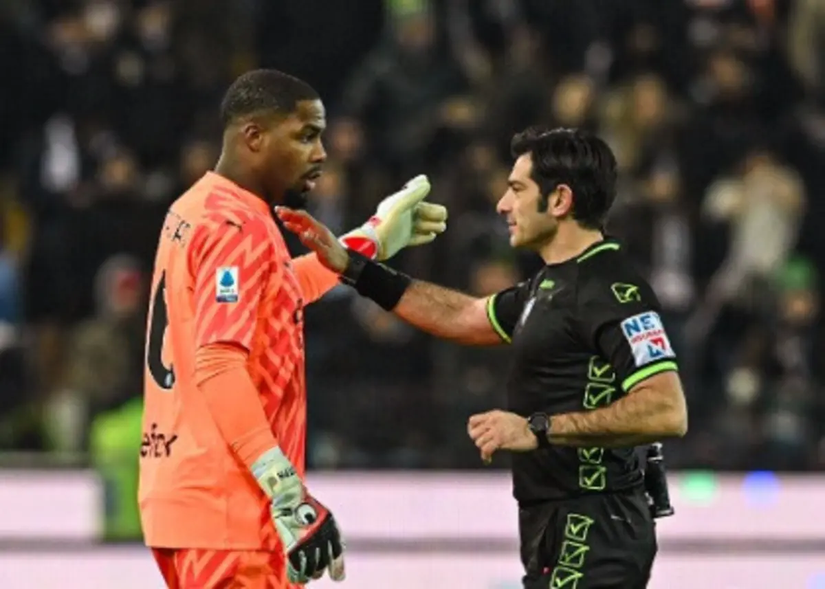 Udinese interdita para sempre mais quatro adeptos por insultos racistas a Maignan