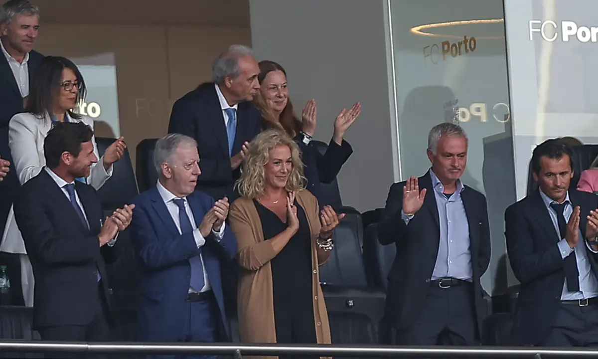 Mourinho esteve no Dragão e foi aplaudido antes de assumir o Benfica