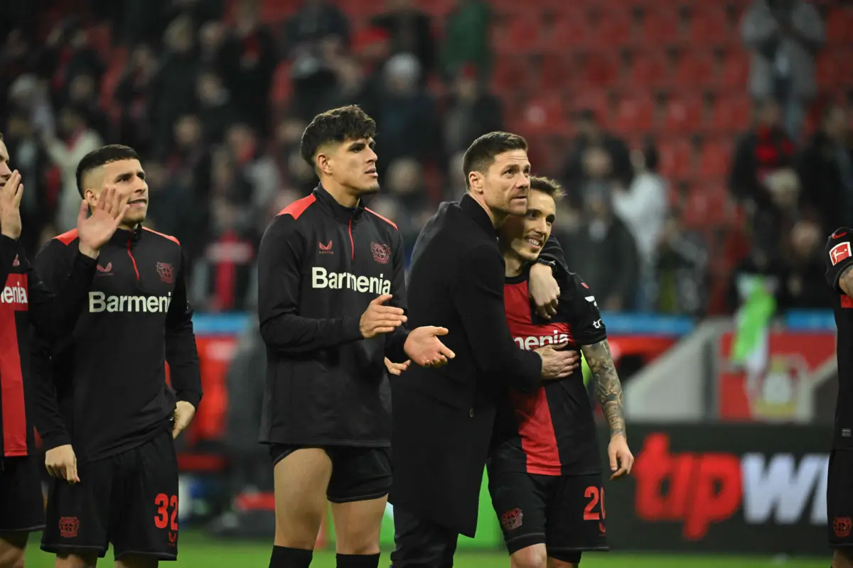 Grimaldo com Xabi Alonso (Créditos: AFP)