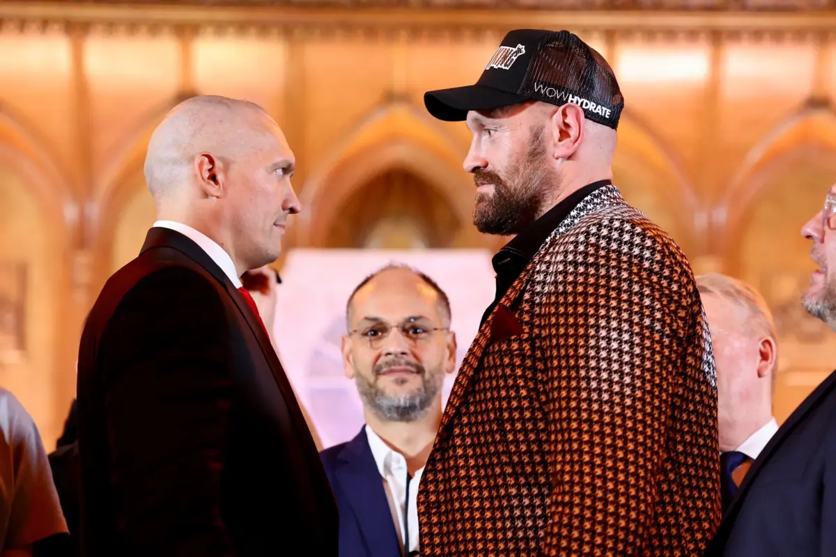 Usyk e Tyson Fury (créditos: X/@Turki_alalshikh)