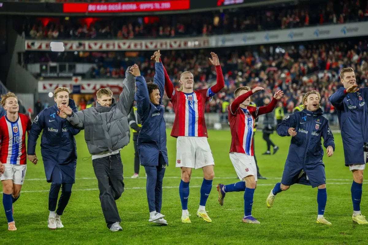 Schjelderup, à esquerda, nos festejos da Noruega