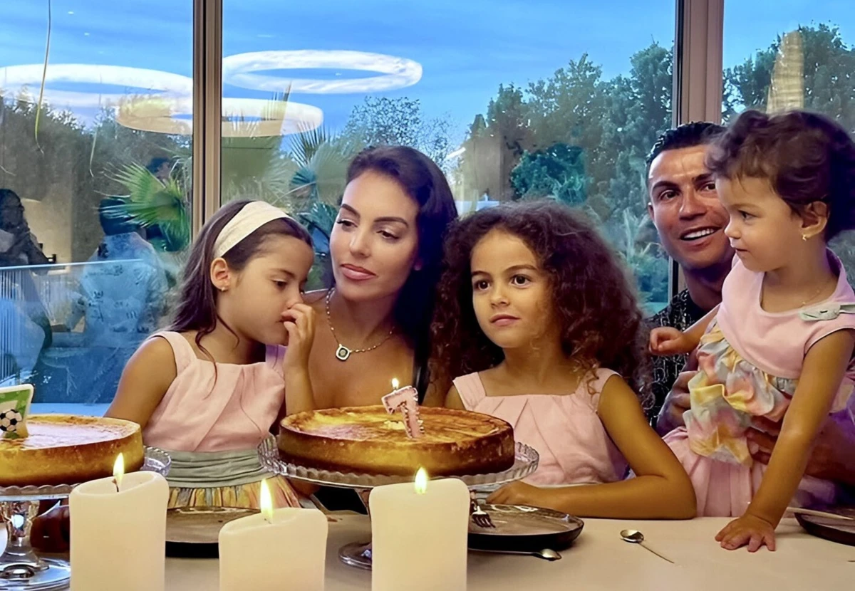 Ronaldo, Georgina Rodríguez e as filhas (créditos: X/Reprodução)