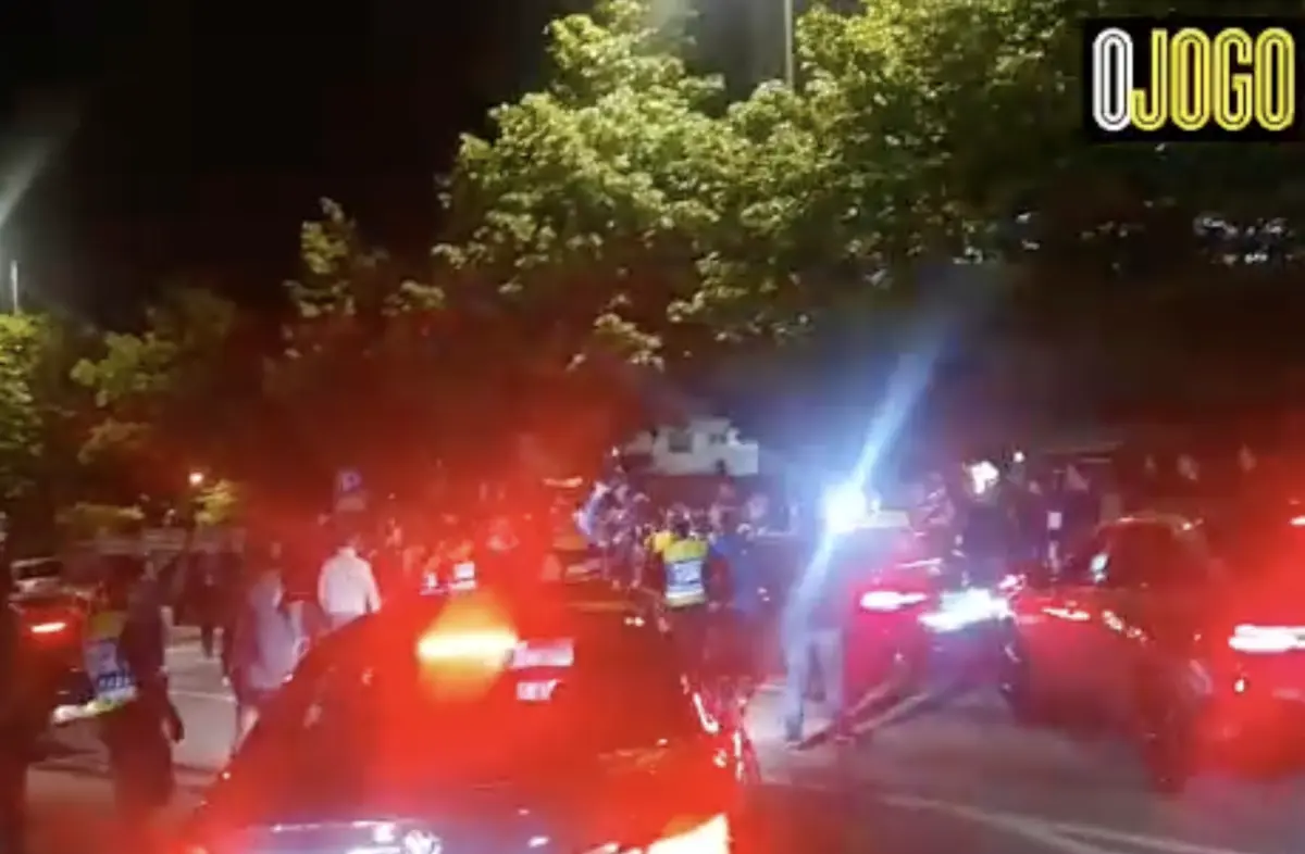 Imagem de contexto do artigo Carro de Pinto da Costa cercado à saída do Estádio do Dragão. Veja o momento