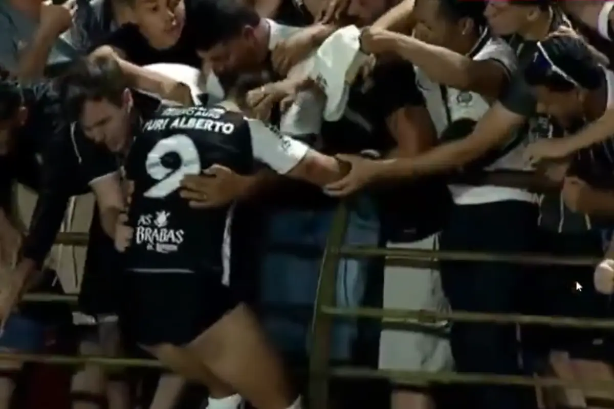 Imagem de contexto do artigo Insólito: marca o golo da vitória e acaba em cuecas nos festejos