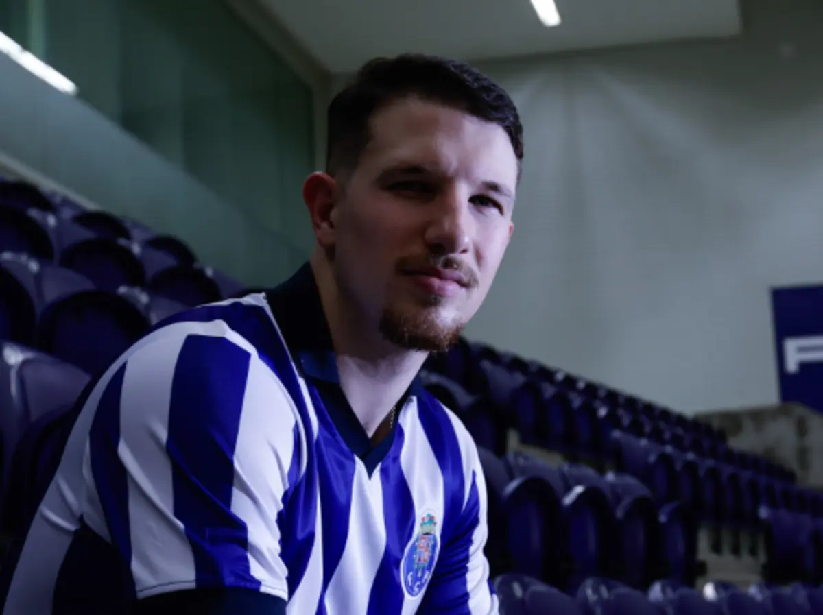 João Gomes vestido de azul e branco
