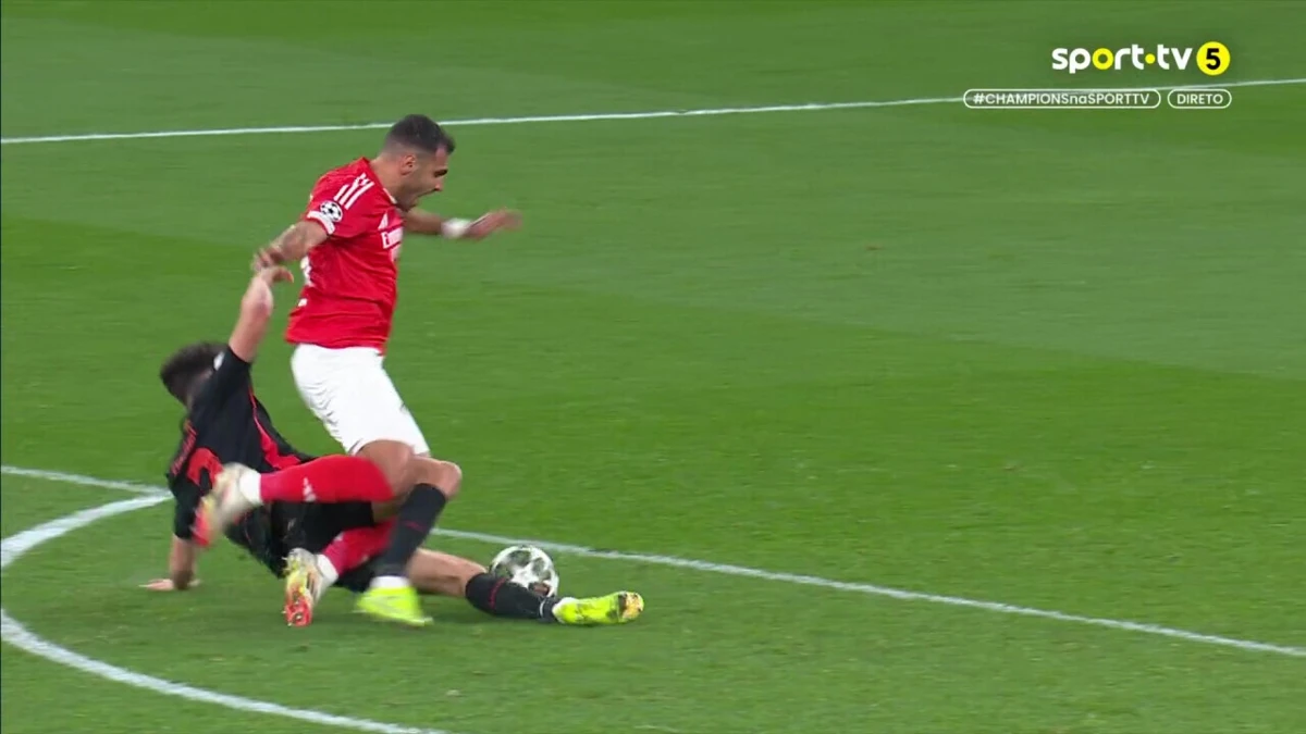 Imagem de contexto do artigo Benfica-Barcelona: Cubarsí vê o vermelho direto após derrubar Pavlidis