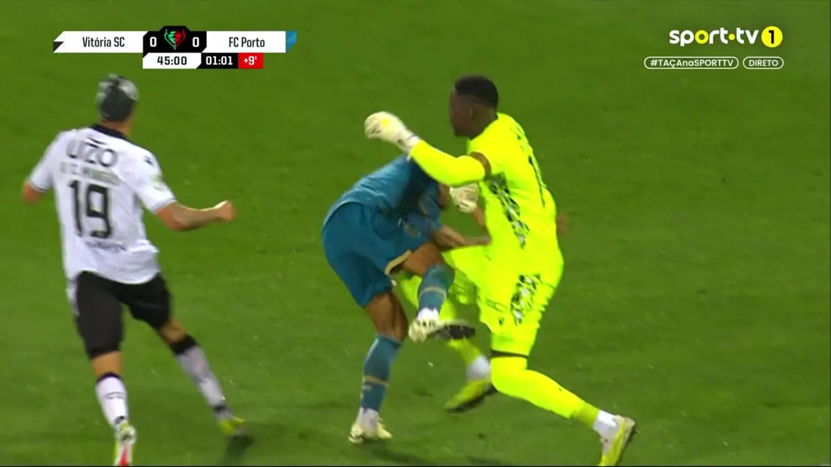 Imagem de contexto do artigo FC Porto pediu grande penalidade após este lance entre Borges e Bruno Varela