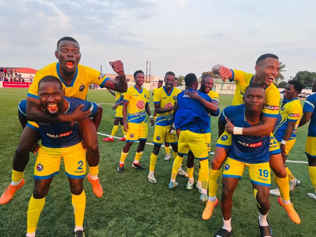 A festa dos jogadores do Costa do Sol (Reprodução: Facebook)