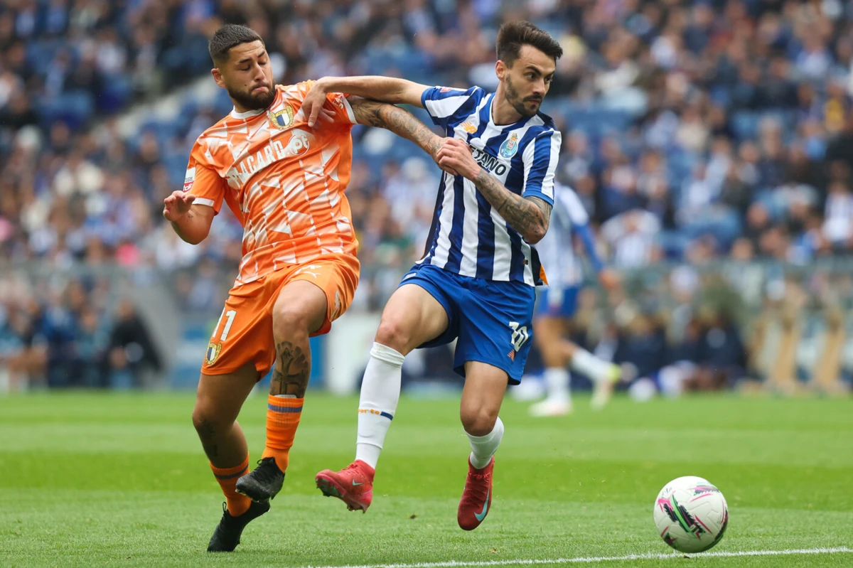 Aranda num duelo com Fábio Vieira frente ao FC Porto (Créditos: Ivan del Val)