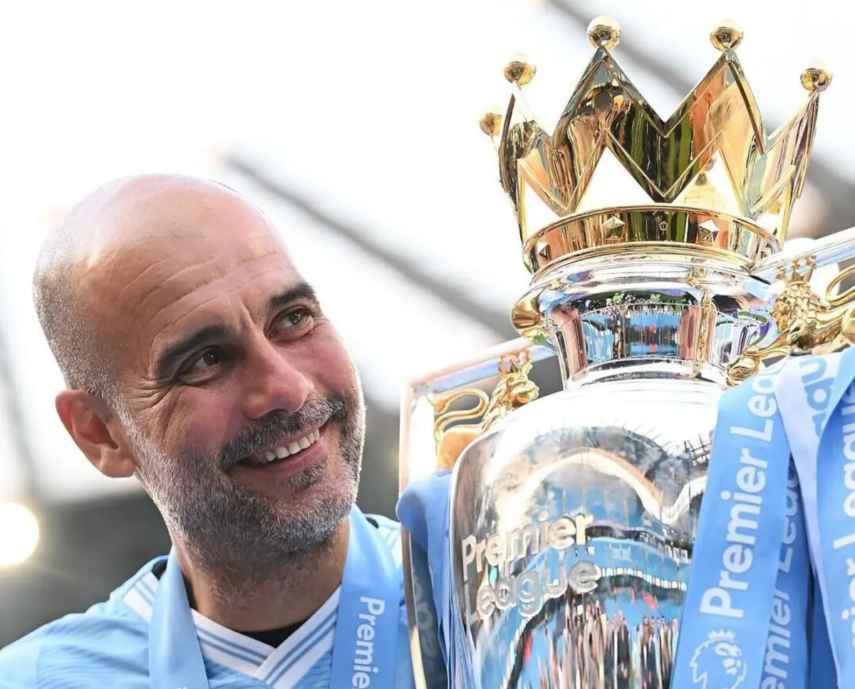 Guardiola com troféu da Premier League (créditos: Instagram/pepteam)