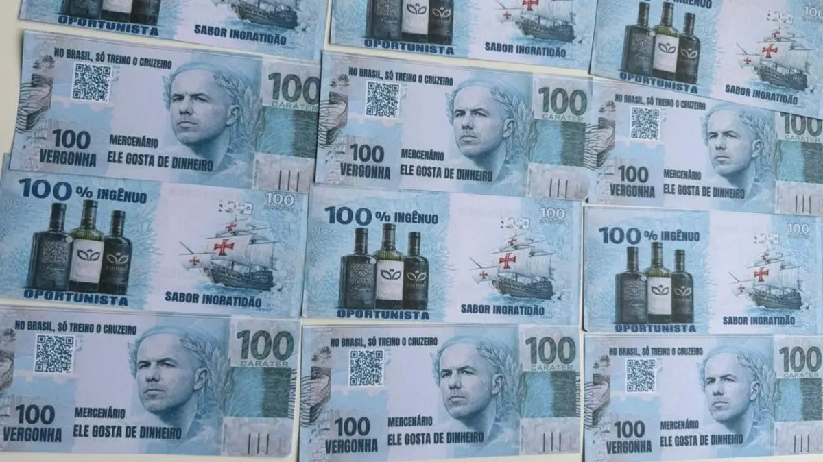 Imagem de contexto do artigo Adeptos do Cruzeiro protestam contra Leonardo Jardim com notas de "100 vergonha"