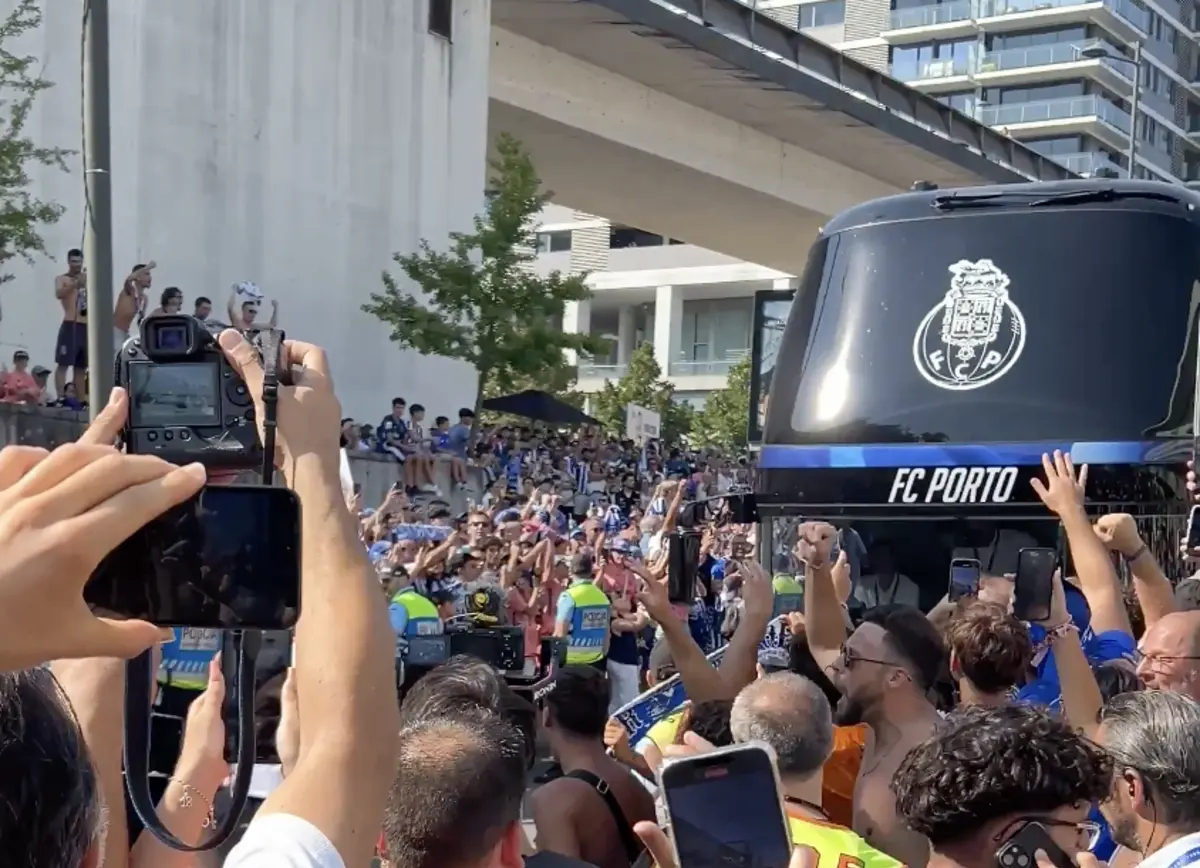 Imagem de contexto do artigo Mar de gente na chegada do autocarro do FC Porto ao Estádio do Dragão. Ora veja