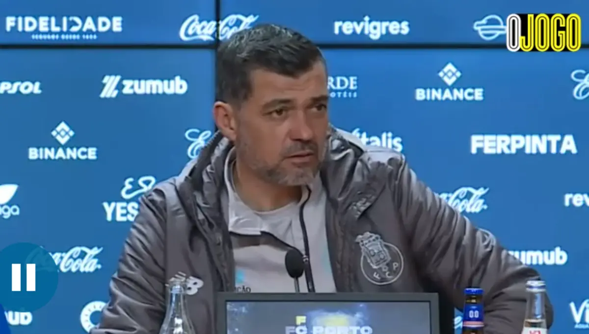 Imagem de contexto do artigo "Disse que, por vezes, jogamos mais do que contra onze. Pode ser o público, mas deduzem outra coisa..."