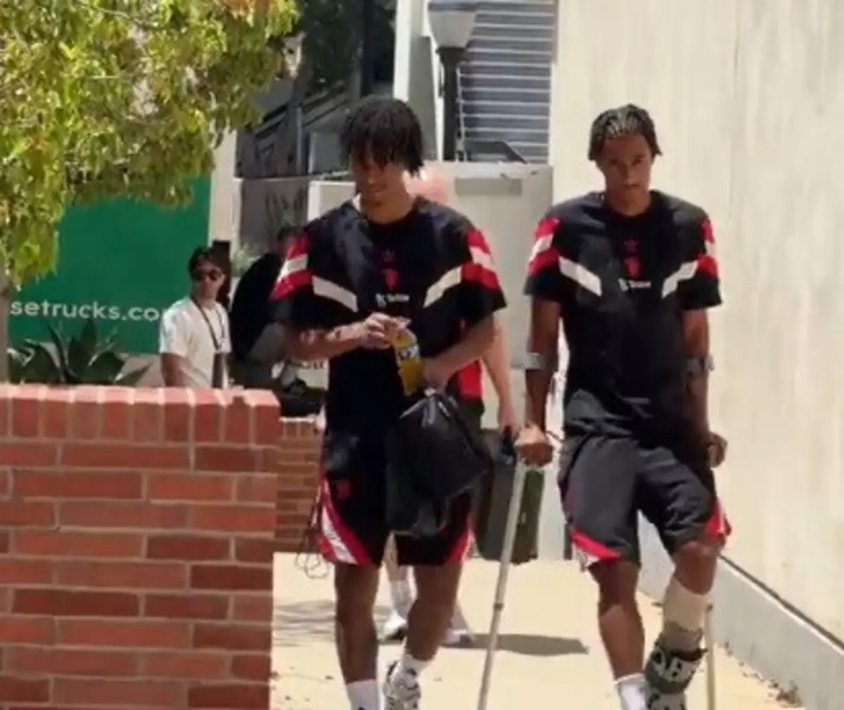 Leny Yoro, à direita (créditos: X/Reprodução)