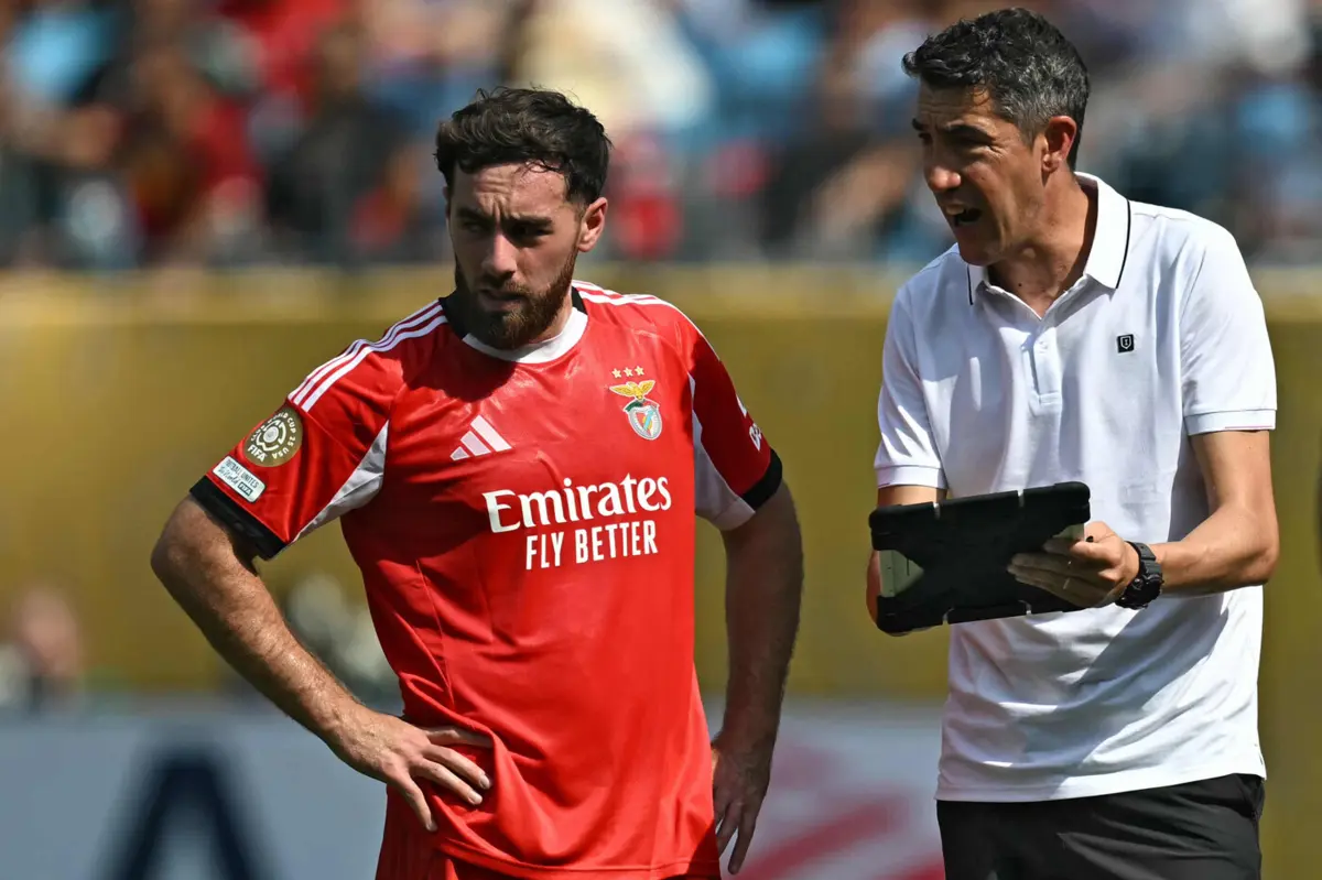 Kokçu e Bruno Lage (créditos: AFP)